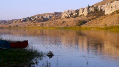 Beyaz kayalıklar Missouri Nehri'nin kıyısında iki Kano