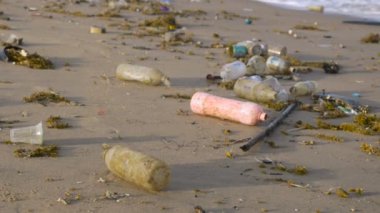 Plastik şişe bir plaj ve okyanus sahil şeridi çöp