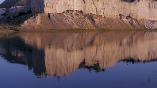 Відображення у воді білі скелі вздовж річки Міссурі в штаті Монтана — стокове відео