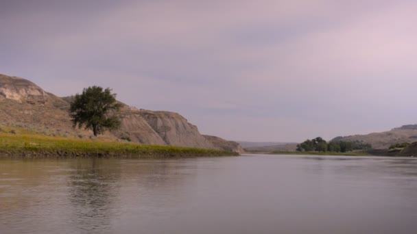 Rivière Missouri prise d'un canot en mouvement le long du sentier national Lewis et Clark — Video