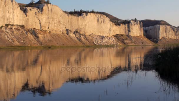 Reflejo de los acantilados blancos del río Missouri en Montana — Vídeo de stock