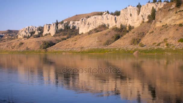 Reflectie in de Missouri-rivier onthullen de witte kliffen in Montana — Stockvideo