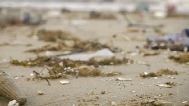 Avslöjar en stor mängd skräp nedskräpning stranden — Stockvideo