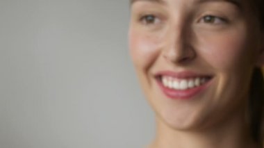 Çekici bir kadın model mutlu sıkılmış yavaş mo gider