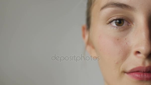 Pół twarzy atrakcyjna kobieta młody na białym tle z bliska — Wideo stockowe