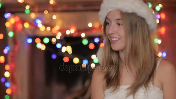 Una mujer rubia atractiva alegre feliz riéndose en el espíritu navideño — Vídeos de Stock