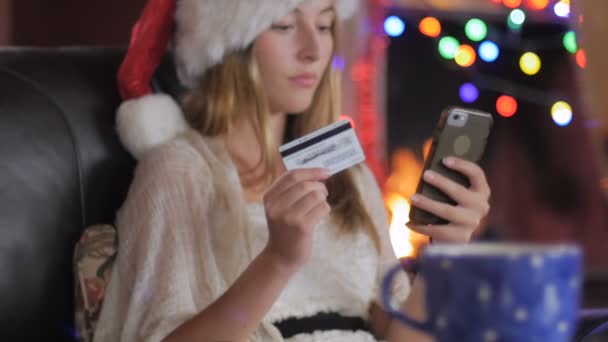 Een happy shopper eindigt haar online aankoop op haar telefoon - dolly push in — Stockvideo