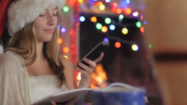 Una mujer joven hace un pedido telefónico con un catálogo y un teléfono inalámbrico - dolly — Vídeos de Stock