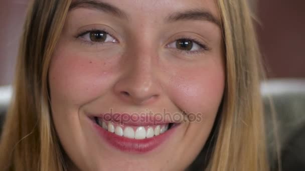 Close-up de uma jovem muito atraente bebendo café quente ou chá — Vídeo de Stock