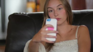 Kendini selfies genç bir sarışın saçlı kadın alır