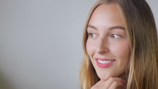 Un retrato de una hermosa joven que mira a un lado - SALA PARA TEXTO — Vídeo de stock