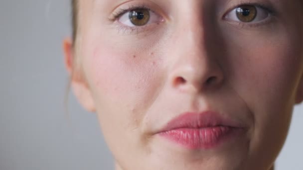 Portret van een jonge vrouw nerveus of bang is close-up — Stockvideo