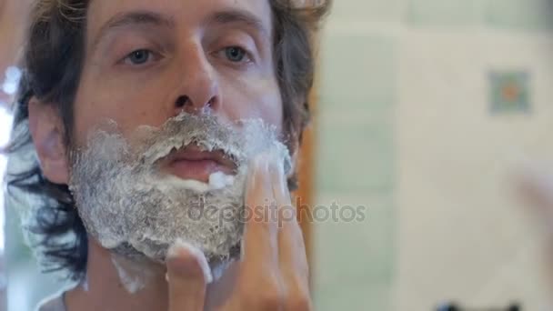 Close-up de um homem colocando creme de barbear em uma barba cheia - handheld — Vídeo de Stock