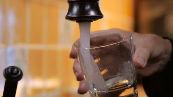 Close up van persoon vult een glas met schoon drinkwater in slow motion — Stockvideo