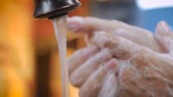 Un hombre lavándose las manos con agua y jabón - sartén abajo — Vídeo de stock