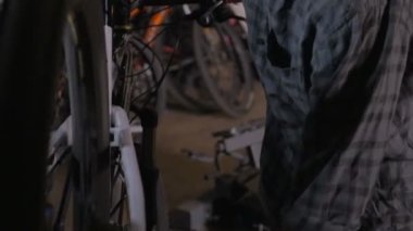 Bir dağ bisikleti tamir dükkanında çalışan bin yıllık yakışıklı adam