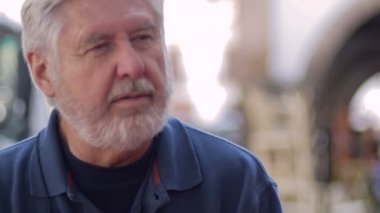Olgun yaşlı onun 70 li yıllarda konuşan süre dışında - metin için yer