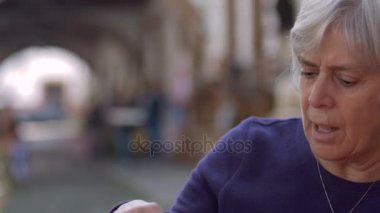 Konuşmaya ve bir şeyler açıklamaya bir çekici Olgun kadın kıdemli