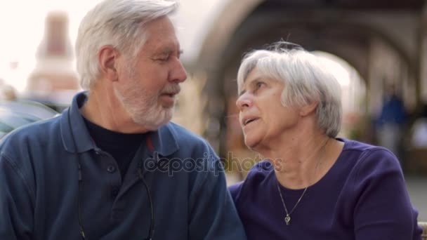 Feliz anciano besa a su anciana esposa en la mejilla — Vídeos de Stock