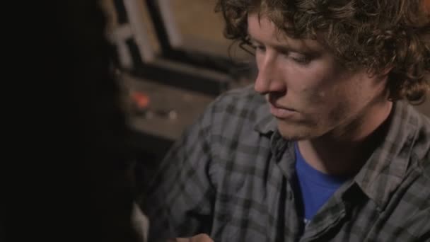 Ein Millennial-Mann spannt eine Schraube am Mountainbike an — Stockvideo