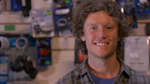Um homem louro millennial freindly bonito que está em pequenos negócios sorrindo — Vídeo de Stock
