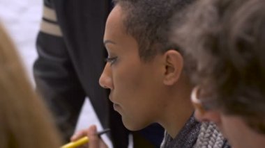 Bir çok etnik gruptan oluşan bin yıllık iş kadını onun tanıtımı için ekibi verir.