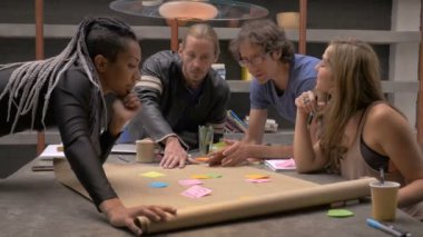 Millennials birlikte rahat bir ofiste çalışan bir karışık ırk grup