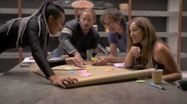 İş millennials birlikte bir ortak çalışma alanında çalışan bir grup