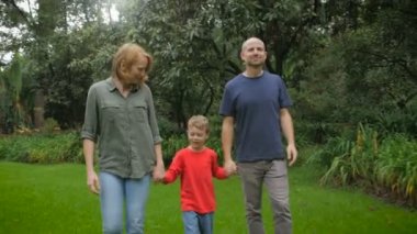 5 bir ailenin bir aile portresi için ayarlamak ve aptalca hareket