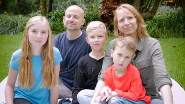 5 bir ailenin bir aile portresi için ayarlamak ve aptalca hareket