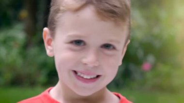 Cu - metin için yer gülümseyen güzel 5 yaşında bir çocuk portresi