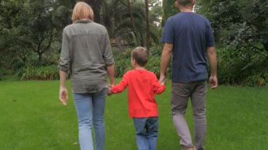 Steadicam bir baba ve anne tutuşup oğulları ile arkadan vurdu