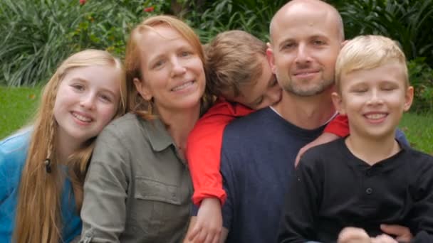 Una familia cariñosa de 5 risas y pose durante un retrato fotográfico — Vídeo de stock