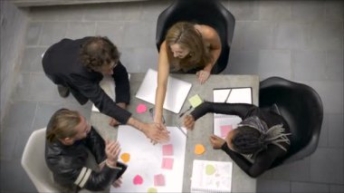 Bin yıllık ortak bir grup çalışması yumruk çarpmak ile kutlamak