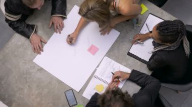 İki kadın bir beyin fırtınası oturumu sırasında onların fikirleri aşağı yazmak