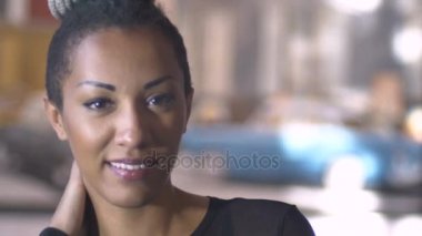 Bir gülümseyen güzel bin yıllık kadın modeli ve kameraya bakıyor