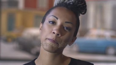 Gülümseyen bir Afro-Amerikan bin yıllık kadın baştan çıkarıcı bir portresi