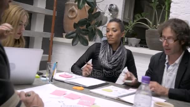 Hand-het gehouden van een gemengd raciale groep millennials werken samen tijdens een vergadering — Stockvideo