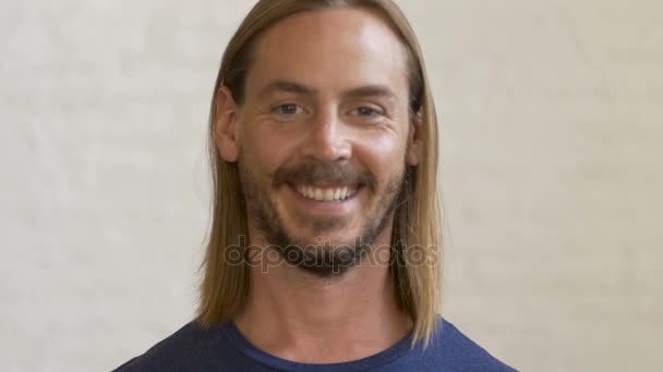 Ein Tausendjähriger Mann Mit Langen Blonden Haaren Und Bart Lächelt