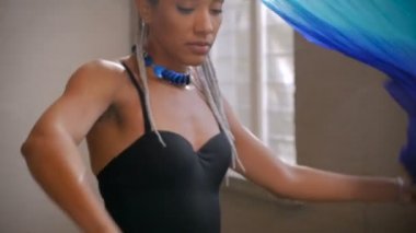 Beyaz ve mavi kumaş - slowmo ile dans bir çekici kadın modeli