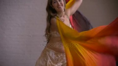 Akan twirling gülümseyen, mutlu bir kadın o döner ve dansları olarak kumaş