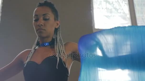 Una attraente donna afroamericana millenaria con fan che scorrono a lungo — Video Stock