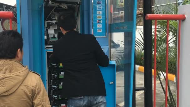 两名男子修复在大街上的自动取款机 (Atm) — 图库视频影像