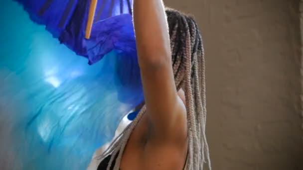 Uma mulher milenar atraente exótico acenando fãs de tecido em câmera lenta — Vídeo de Stock