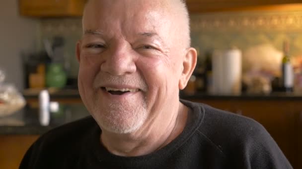 Счастливый бэби-бумер на пенсии улыбается и смеется в камеру — стоковое видео