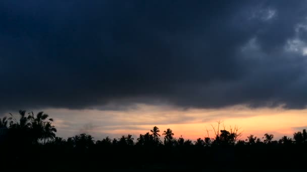 Ein magischer Sonnenuntergang in Bali mit einer kleinen Menge Rauch, der vom Boden aufsteigt — Stockvideo