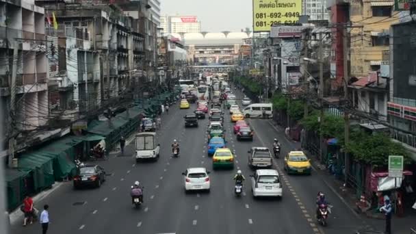 Un policía dirige el tráfico en las concurridas calles de Bangkok, Tailandia — Vídeos de Stock