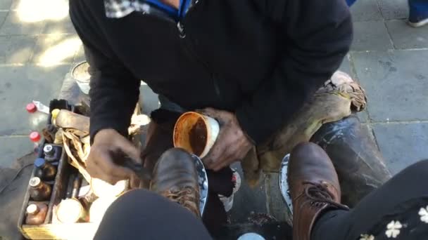 Shoe shine man on the streets of Mexico shining boots -POV — Stock Video