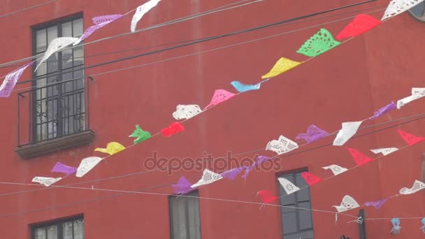 Banner příznaky (papel picado) vlající ve větru v Mexiku - Zpomalený pohyb — Stock video