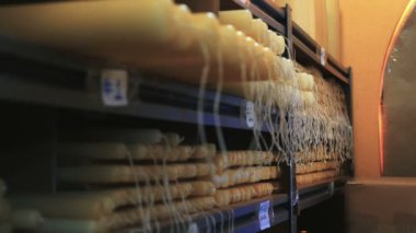 El raf mumlar bir fabrikada bir depoda saklanan uzun fitil ile yapılan